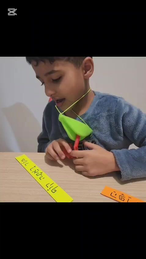 ילד מתרגל הגיית צליל עם כלי פה במפגש במרכז רגב