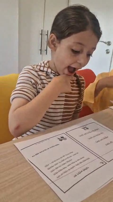 ילדה קוראת בספר לבד
