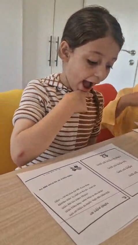 ילד קורא מחוברת ומשתמש בסימן יד מהשיטה — תרגול שטף ודיוק
