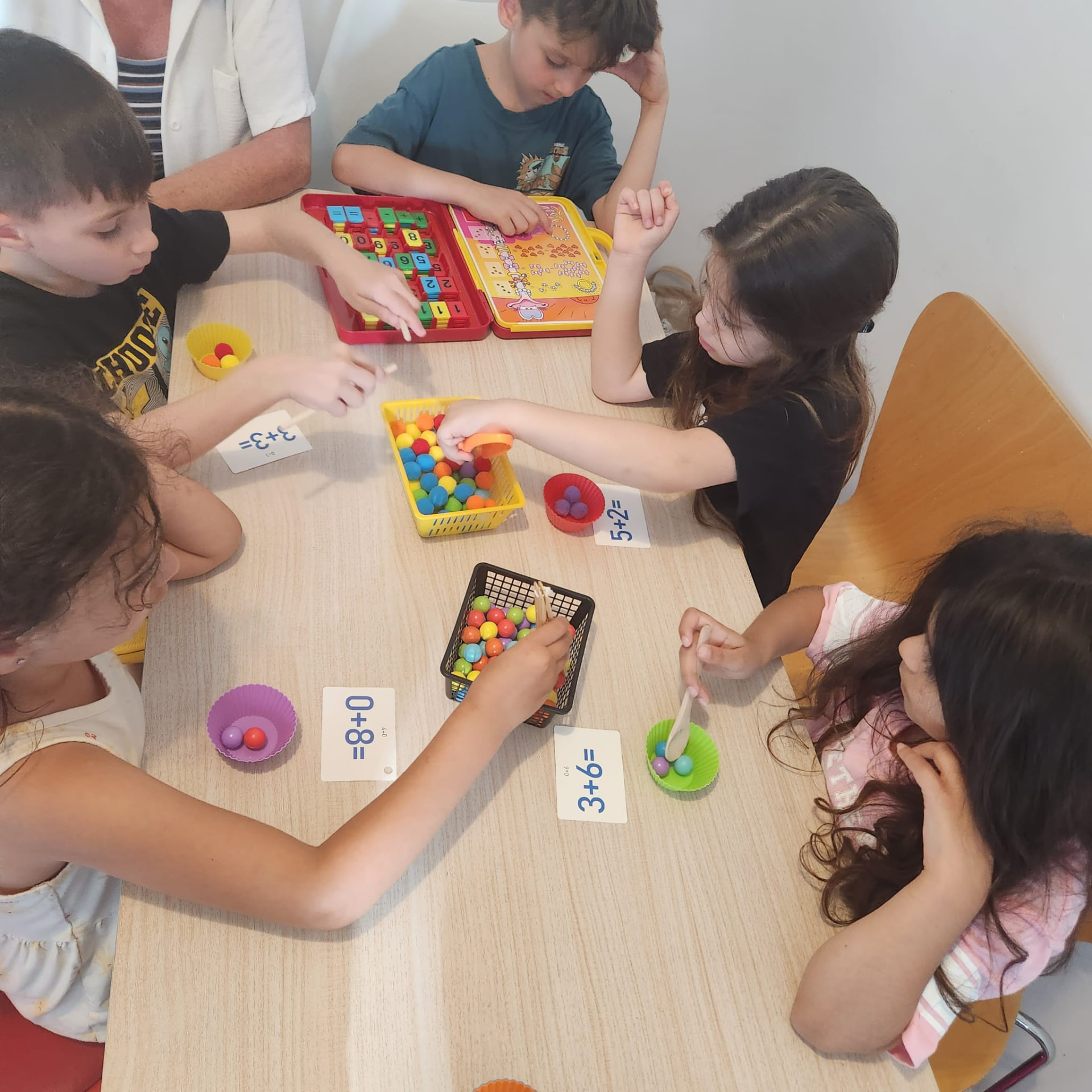קבוצת ילדים בפעילות משחקי חשבון בקליניקה של מרכז רגב