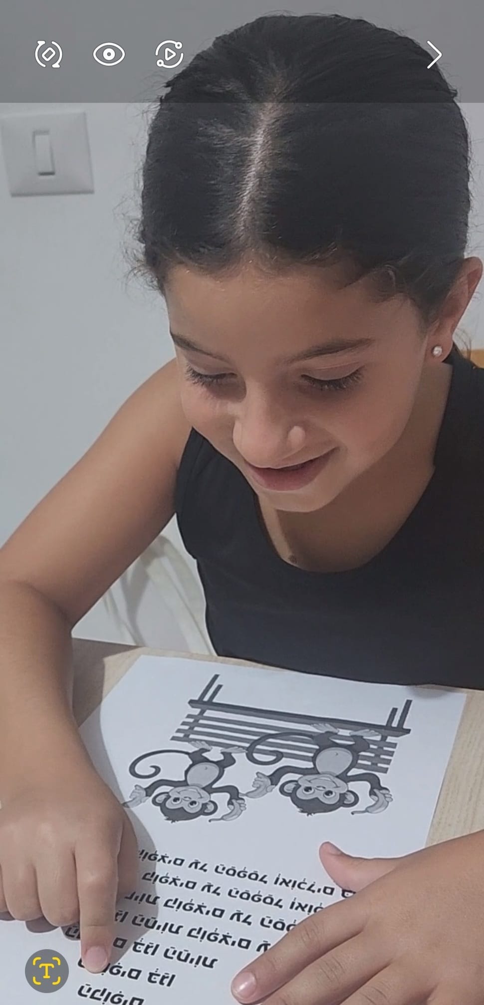 ילד קורא מחוברת ומשתמש בסימן יד מהשיטה, תרגול שטף ודיוק