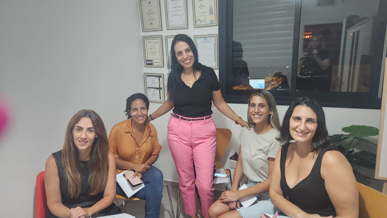 עירית רגב עם מחברת, ליווי הורים ותיעוד תהליכים