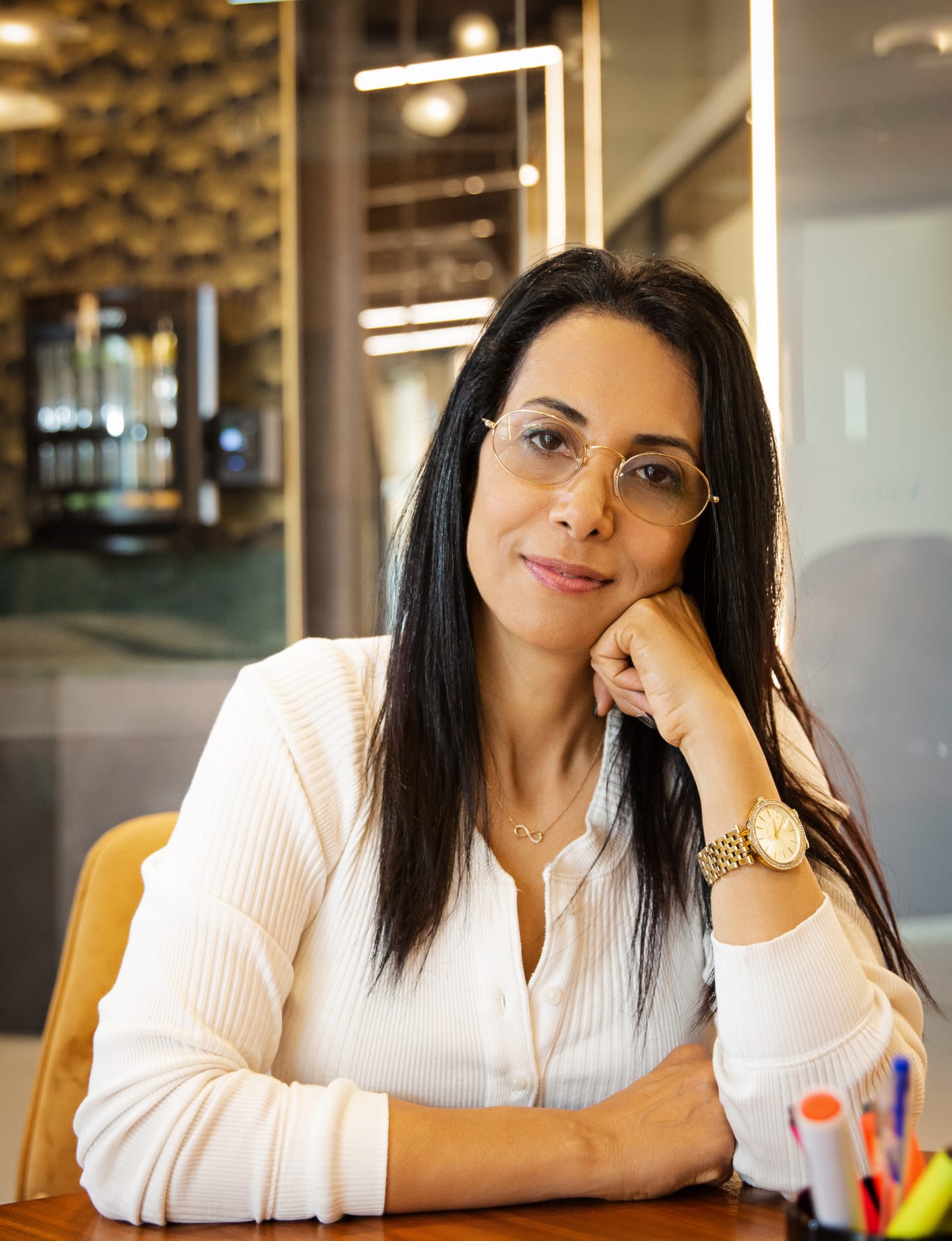 עירית רגב מדגימה סימן ידיים בשפת קסם הסימנים