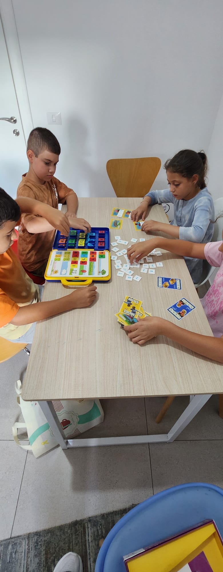 ילדים לומדים סביב שולחן בקבוצת למידה